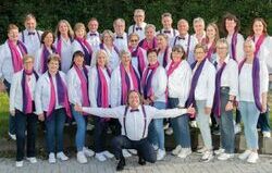 Man sieht die zahlreichen Mitglieder des Gospelchor Happiness.