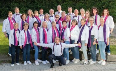 Man sieht die zahlreichen Mitglieder des Gospelchor Happiness.
